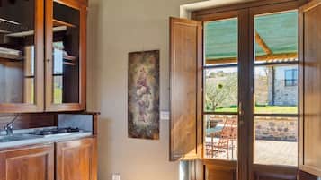 Classic Cottage, 2 Bedrooms | Private kitchen | Fridge, oven