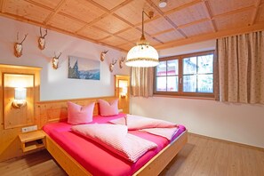 Classic House, 3 Bedrooms | 9 bedrooms, individually furnished, bed sheets - Apartment in Hochfugen With a Terrace (Fuegenberg)