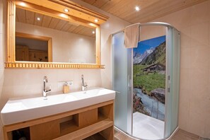 Casa clássico, 3 quartos | Banheiro | Banheira, secador de cabelo