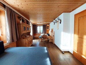 9 bedrooms, individually furnished, bed sheets - Apartment in Hochfugen With a Terrace (Fuegenberg)