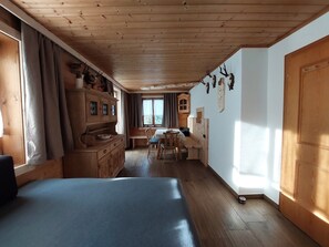 Comfort Apartment, 2 Bedrooms | Living room