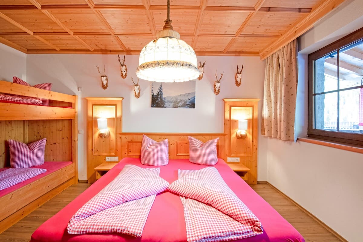 9 Schlafzimmer, individuell eingerichtet, Bettwäsche