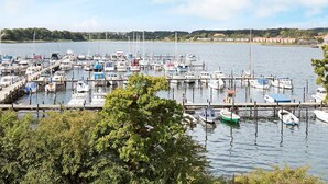 Un puerto deportivo con numerosos barcos amarrados a muelles de madera.