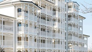Ett hotell med flera våningar, balkonger och en distinkt arkitektonisk design.