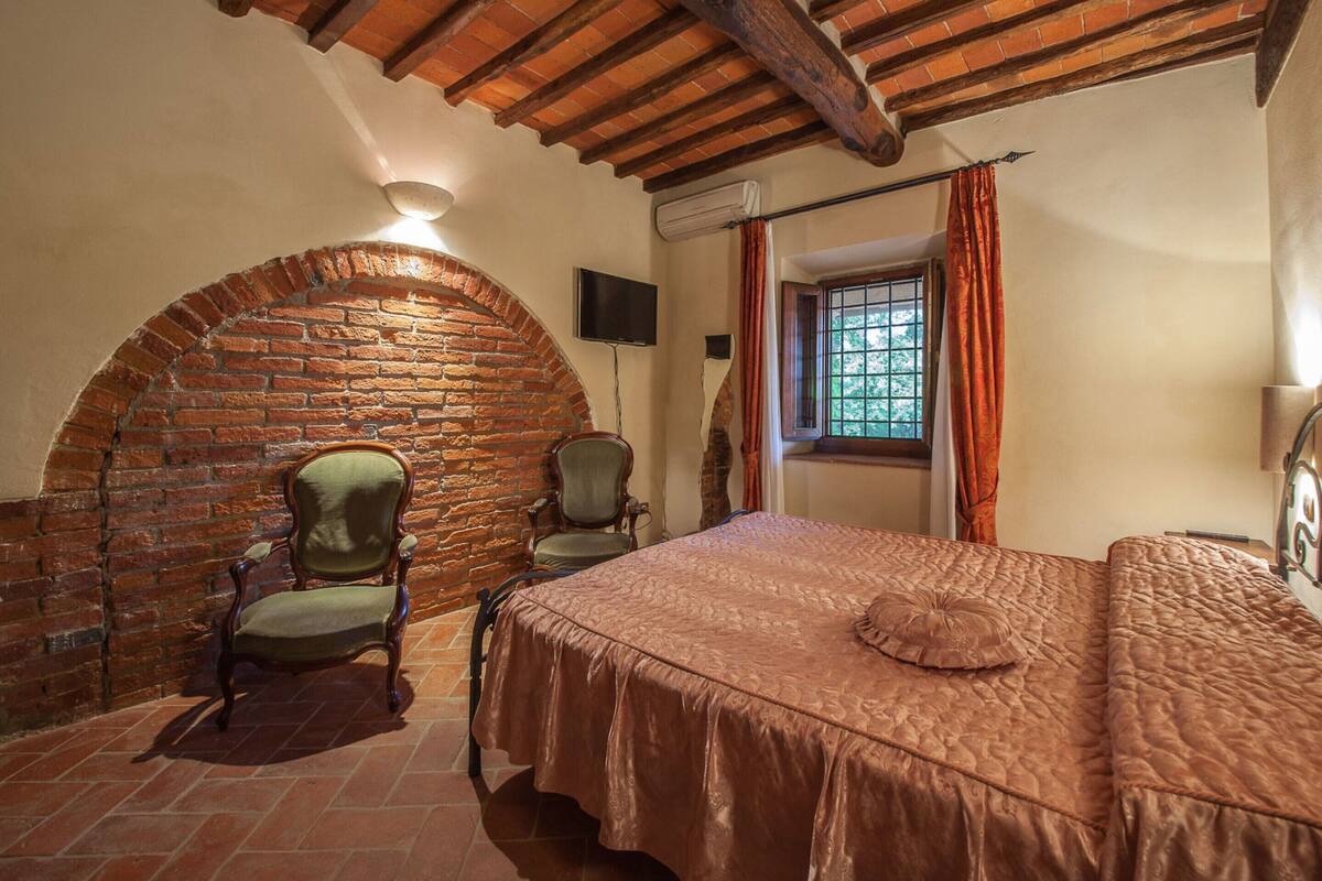 8 bedrooms, individually furnished, bed sheets