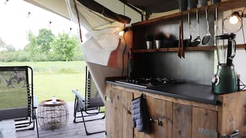 Lều Deluxe, 2 phòng ngủ | Bếp riêng | Tủ lạnh, dụng cụ pha cà phê/trà, ấm điện