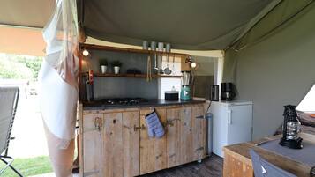 Tenda Deluks, 2 kamar tidur | Dapur pribadi | Lemari es, mesin pembuat kopi/teh, dan ketel listrik