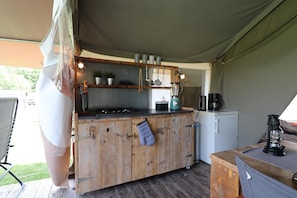 Tenda Deluks, 2 kamar tidur | Dapur pribadi | Lemari es, mesin pembuat kopi/teh, dan ketel listrik