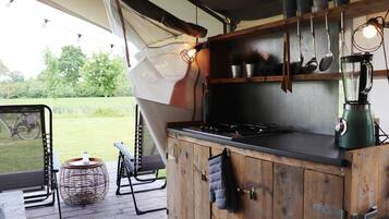 Classic Tent, 4 Bedrooms | Dapur peribadi | Peti sejuk, pembancuh kopi/teh, cerek elektrik