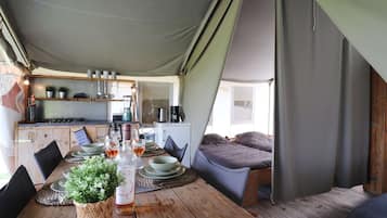 Tenda Deluks, 2 kamar tidur | Ruang keluarga