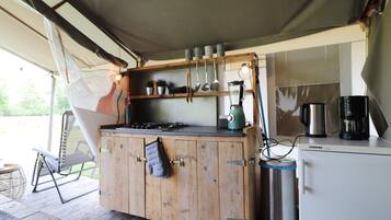 Deluxe Tent, 2 Bedrooms | Dapur peribadi | Peti sejuk, pembancuh kopi/teh, cerek elektrik
