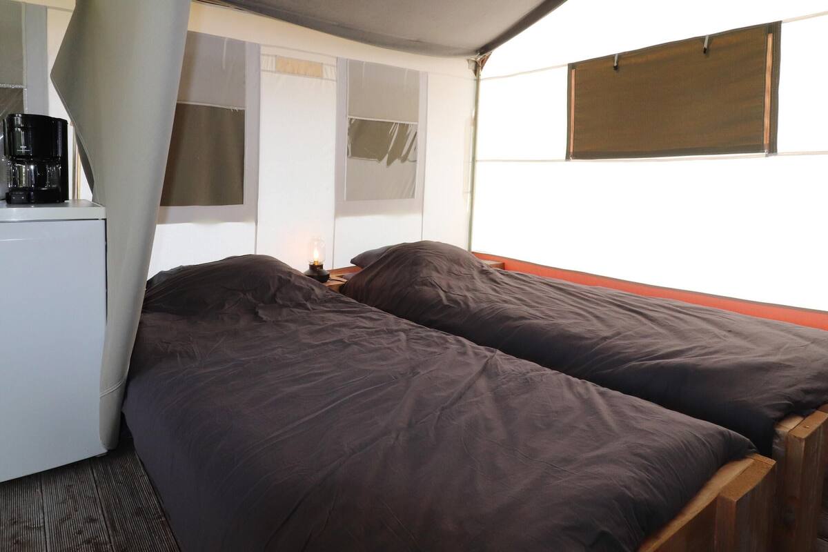 Barraca conforto, 2 quartos | 8 quartos, individualmente mobiliados, roupa de cama