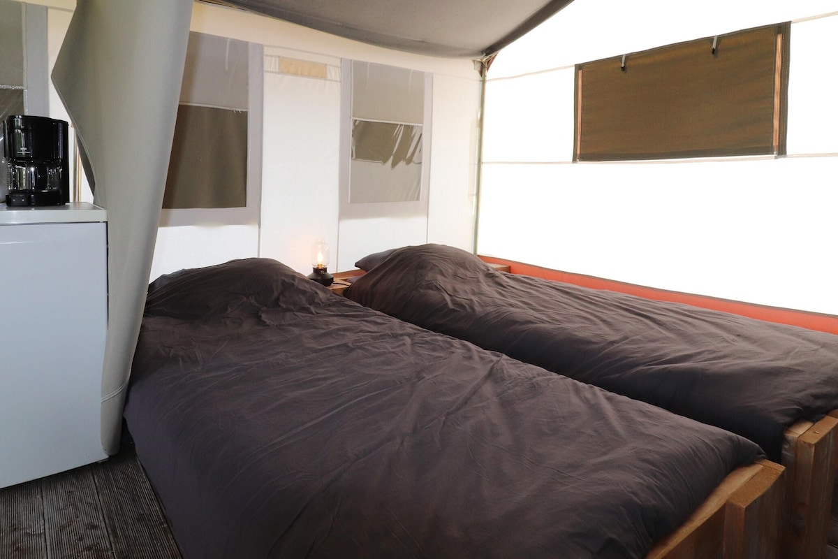 8 bedrooms, individually furnished, bed sheets