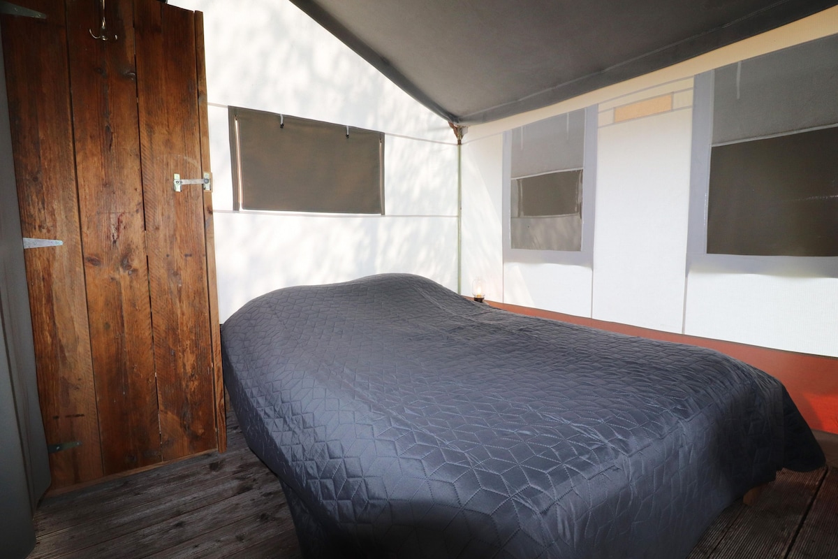 8 bedrooms, individually furnished, bed sheets