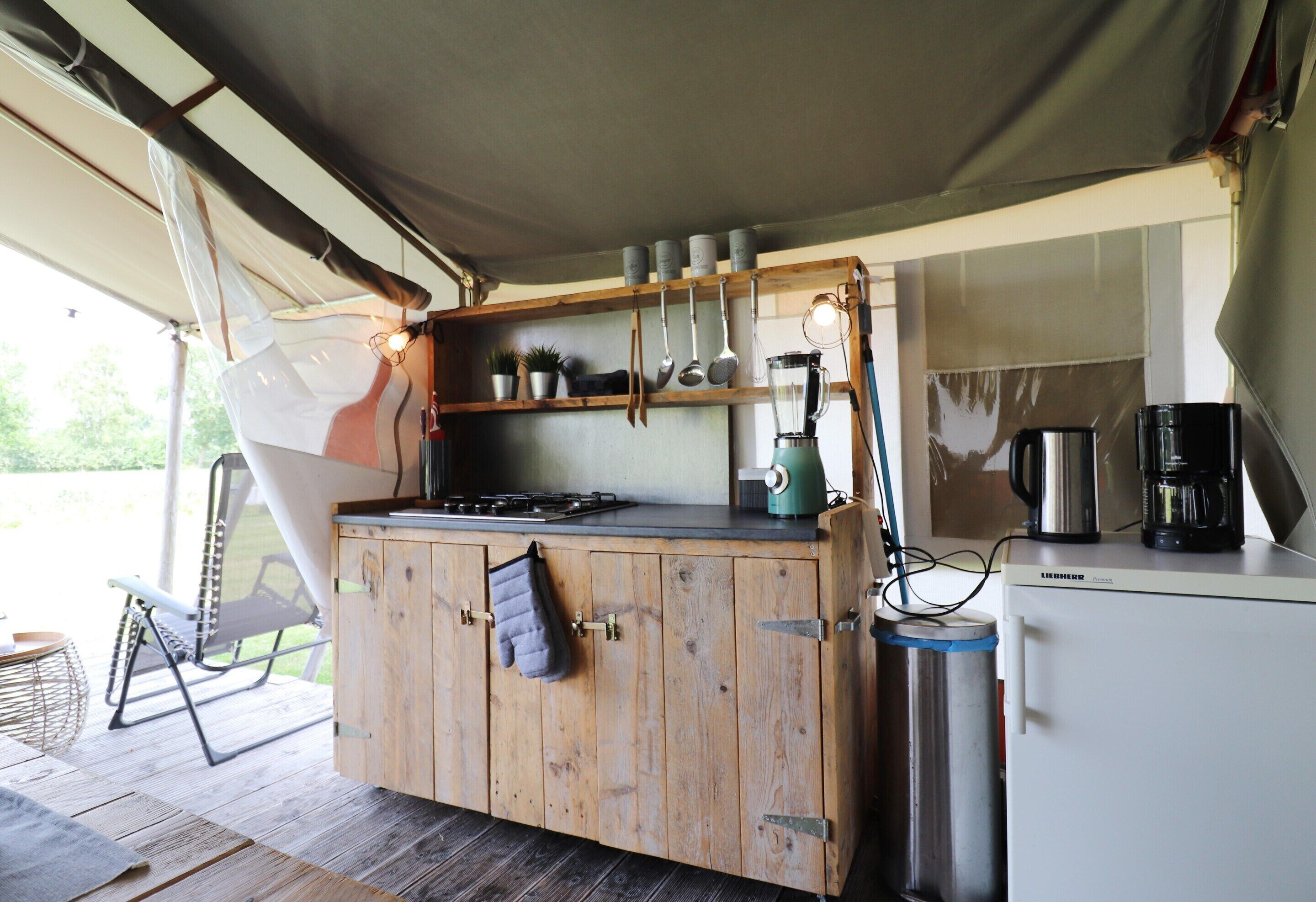 Comfort Tent, 2 Bedrooms | Dapur peribadi | Peti sejuk, pembancuh kopi/teh, cerek elektrik 