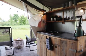 Fridge, coffee/tea maker, electric kettle - Safari Tent in the Middle of the Fryske Walden (Twijzel)