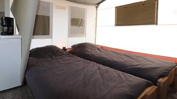 8 camere, con arredamento individuale, lenzuola