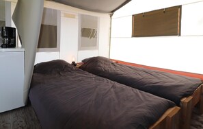 8 quartos, individualmente mobiliados, roupa de cama