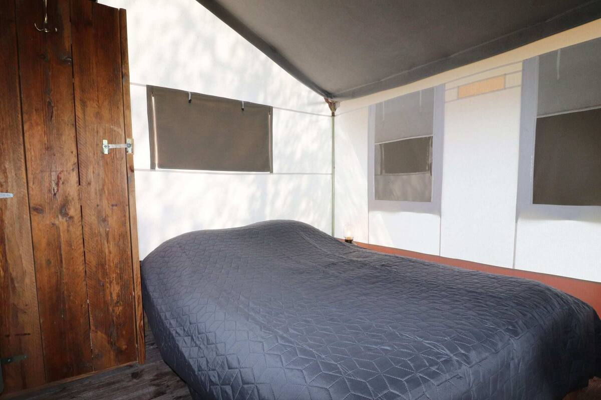 8 bedrooms, individually furnished, bed sheets