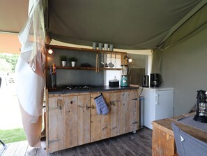 Comfort Tent, 2 Bedrooms | Dapur peribadi | Peti sejuk, pembancuh kopi/teh, cerek elektrik 
