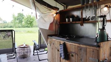 Fridge, coffee/tea maker, electric kettle