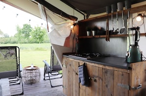 Telt – comfort, 2 soverom | Eget kjøkken | Kjøleskap, kaffetrakter/tekoker og vannkoker