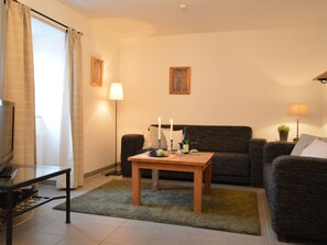 Appartement Classique, 2 chambres | Salle de séjour | Lecteur de DVD