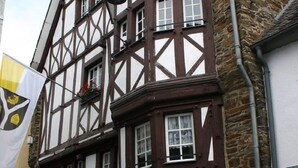 Un bâtiment traditionnel à colombages, doté de nombreuses fenêtres et arborant un drapeau.