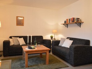 Appartement Classique, 2 chambres | Salle de séjour | Lecteur de DVD