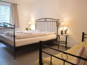 4 bedrooms, bed sheets - A Modern Holiday Home by the River Mosel (Moselkern)