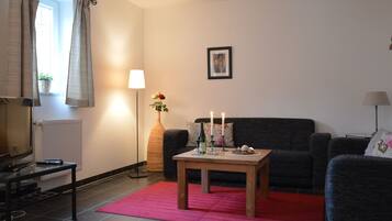Comfort-Apartment, 2 Schlafzimmer | Wohnzimmer | DVD-Player