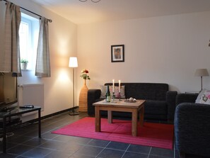 Appartement Confort, 2 chambres | Salle de séjour | Lecteur de DVD