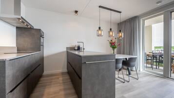 Apartemen Klasik, 2 kamar tidur | Dapur pribadi | Mesin pembuat kopi/teh, lemari es, oven, dan mesin pencuci piring