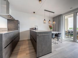 Apartamento clásico, 2 habitaciones | Cocina privada | Cafetera o tetera, frigorífico, horno y lavavajillas