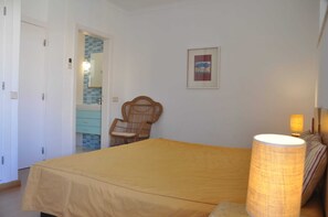 6 slaapkamers, individueel gemeubileerd, een strijkplank/strijkijzer