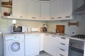 Comfort Villa, 3 Bedrooms | Private kitchen | Fridge, microwave, oven, stovetop