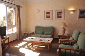 Comfort Villa, 3 Bedrooms | Living room