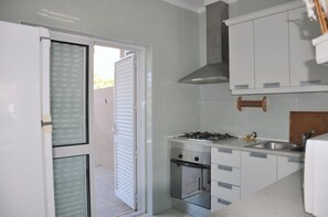 Vila clássica, 3 quartos | Cozinha privada | Geladeira, micro-ondas, fogão, cooktop