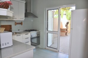 Comfort Villa, 3 Bedrooms | Private kitchen | Fridge, microwave, oven, stovetop