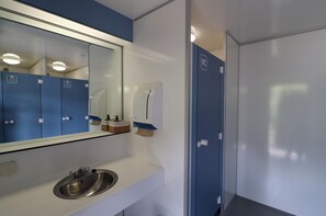 Shower, towels - Beautiful Safari Tent in Twijzel With Terrace (Twijzel)