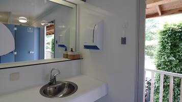 Tenda Klasik, 2 kamar tidur | Kamar mandi | Shower dan handuk