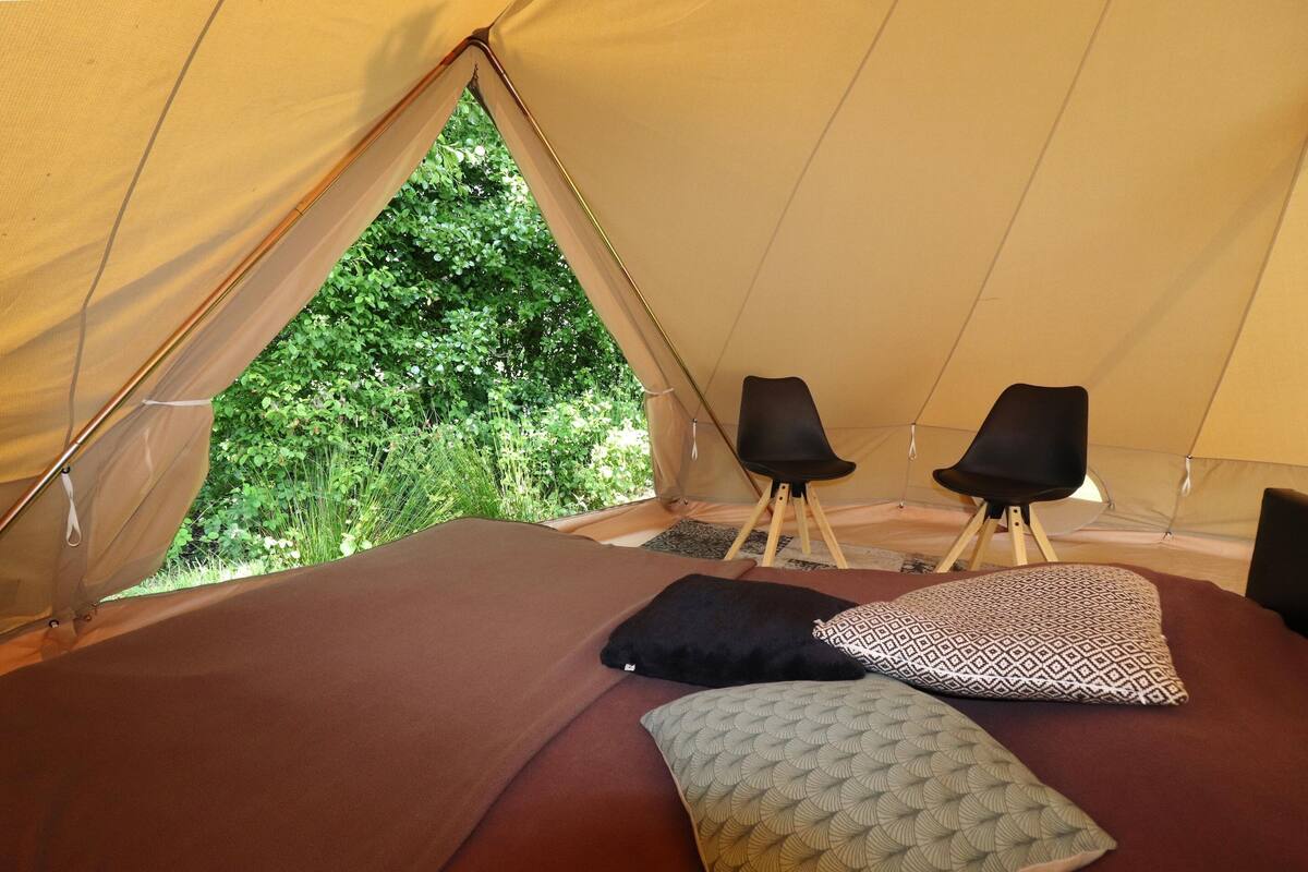 4 camere, con arredamento individuale, lenzuola