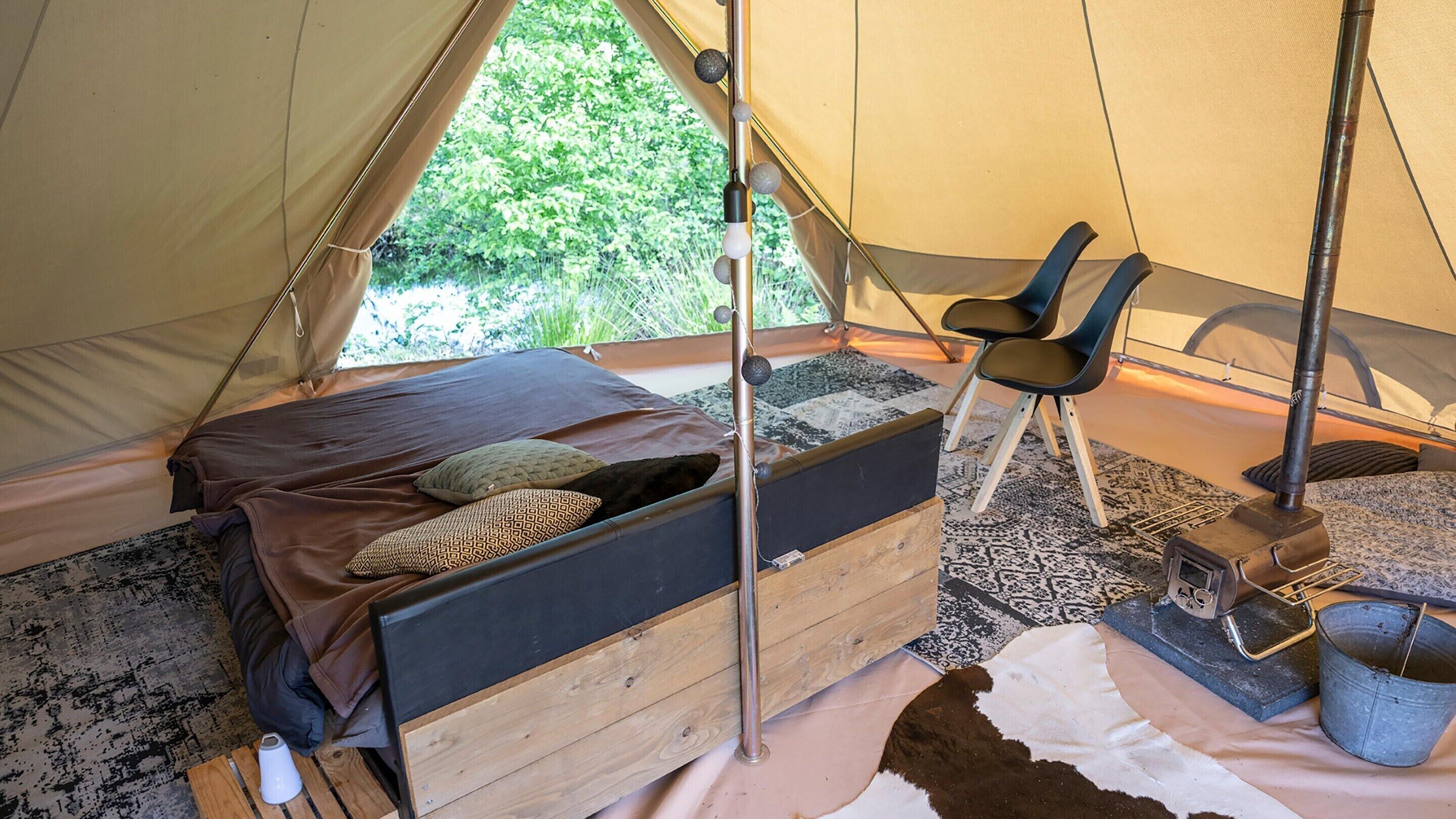 Deluxe-telttamajoitus, 1 makuuhuone | 4 makuuhuonetta, yksilöllisesti kalustettu, vuodevaatteet