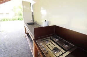 Private kitchen - Beautiful Safari Tent in Twijzel With Terrace (Twijzel)