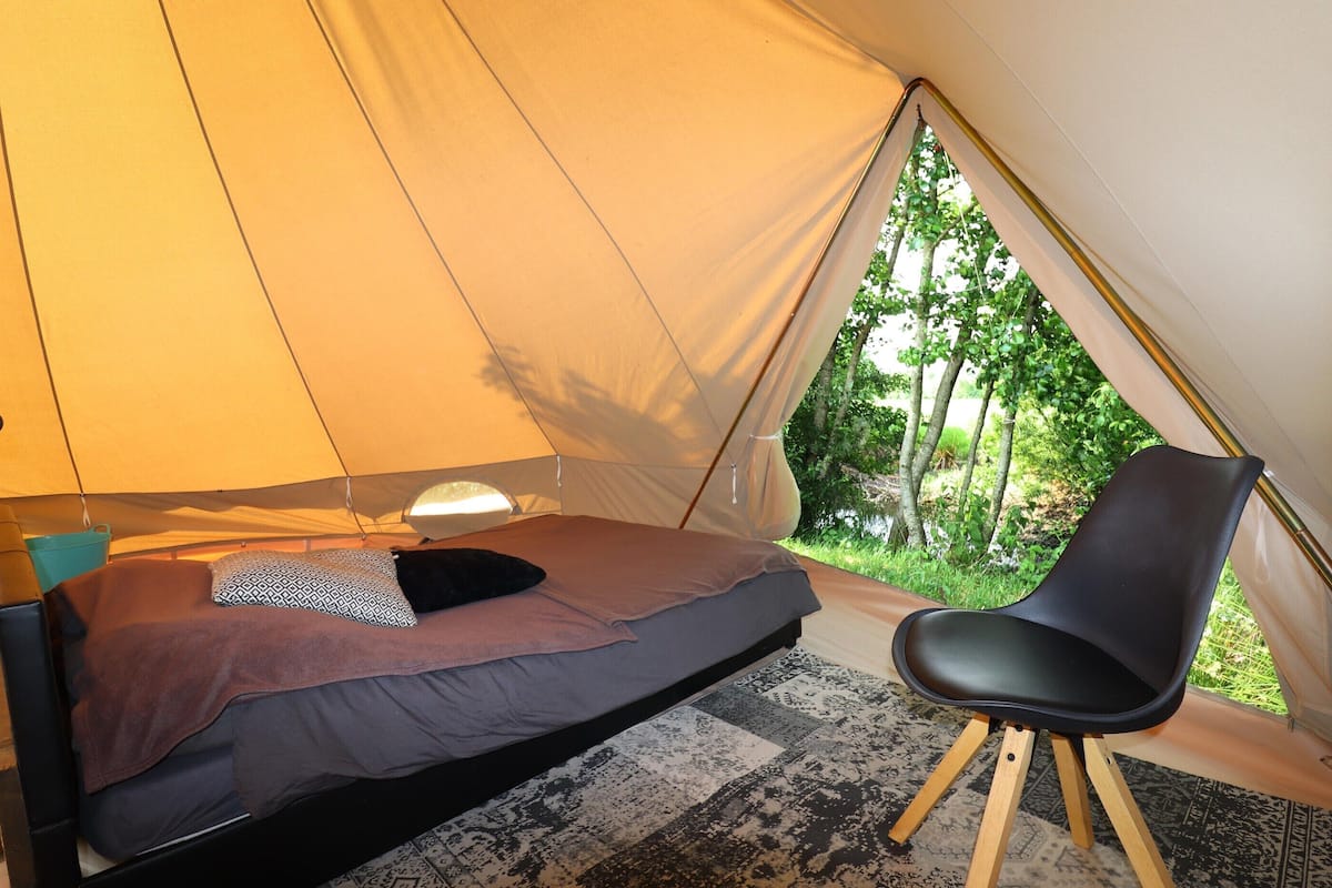 Tienda de campaƱa clƔsica, 2 habitaciones | 4 habitaciones, muebles diferentes y ropa de cama