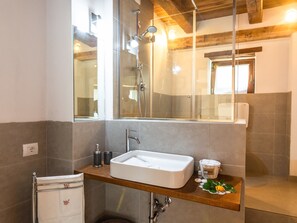 Comfort House, 3 Bedrooms | Bathroom - Beautiful Apartment in Sestino With Garden (Sestino)