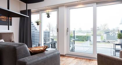 Apartment Located Directly on the Sneekermeer