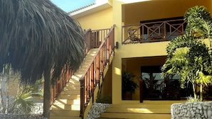 Un edificio de dos pisos con una escalera que lleva a un balcón.