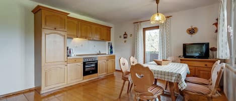 Fridge, oven, coffee/tea maker, electric kettle