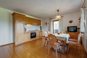 Kjøleskap, ovn, kaffetrakter/tekoker og vannkoker